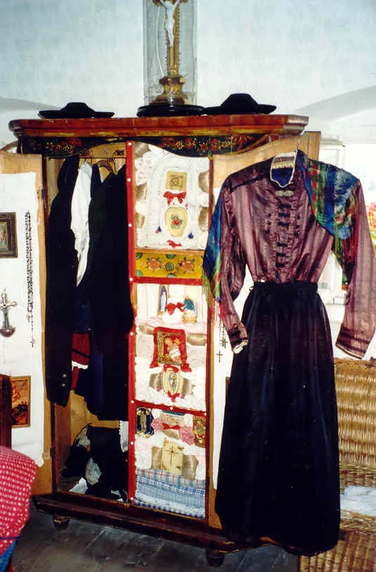 Traditioneller Kleiderschrank